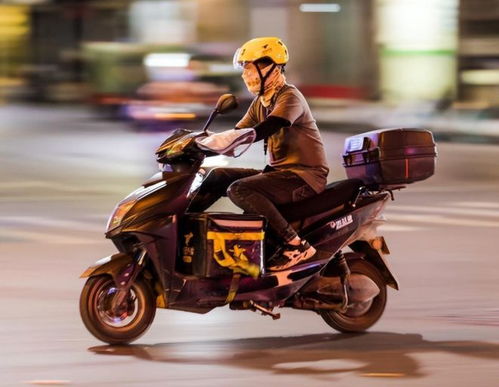 外卖骑手在城市街头骑行的安全隐患