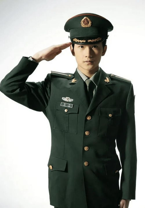 阴法唐将军年轻时期穿着军装的照片