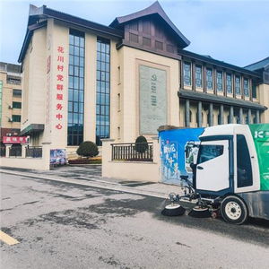 库萨科技的无人清扫机器人在街道上工作