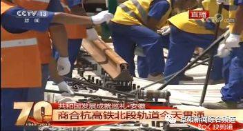 高铁站内人潮涌动的场景