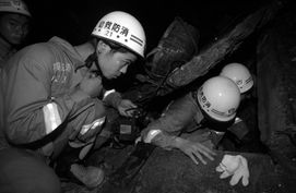 救援人员在废墟中搜寻幸存者