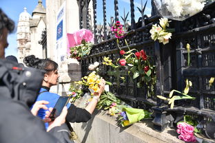 爱尔兰民众在旧址前献花悼念