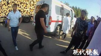 民警拨打急救电话场景