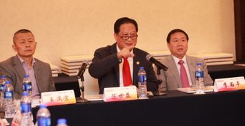 唐康来教授与学生在学术会议上交流