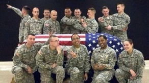 俄罗斯国旗与士兵合影画面