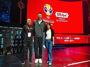 易建联与家人合影