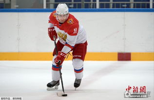 普京进行冰球训练的场景