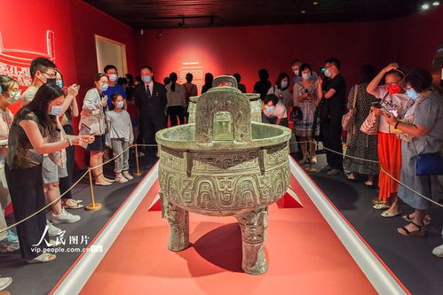 中国文物特展现场观众络绎不绝