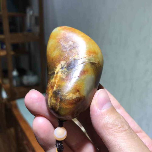 直播间展示雷击木手把件雕刻细节