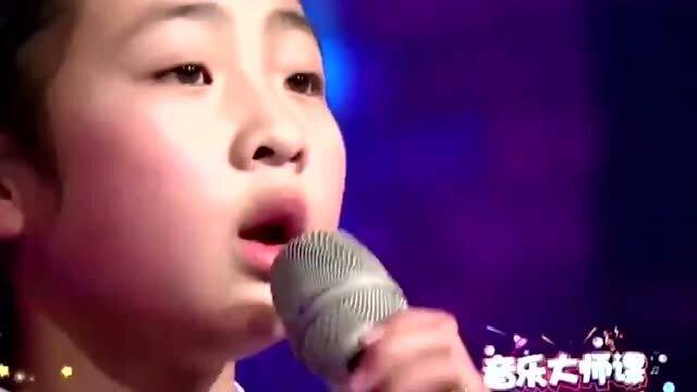 毕业典礼上深情献唱《壁上观》，她用歌声告别青春，网友：听哭了