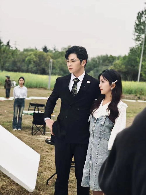 短剧创作者在拍摄现场工作