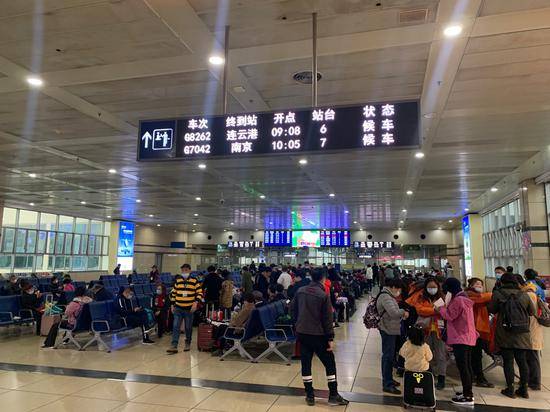 博主在常州高铁站与球迷互动