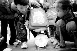 日本高中生背着书包走在街道上