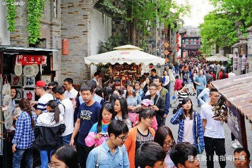 一群年轻人在古街合影的画面