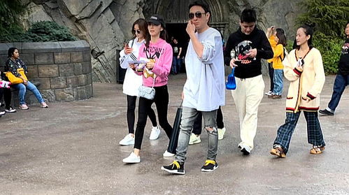 王思聪在日本街头与女友同行