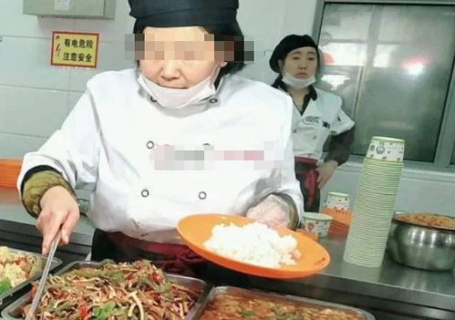 食堂阿姨为毕业生亲手包饺子