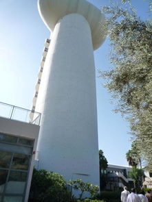 废墟前的苦笑：以色列总理直面科研所被炸后的残酷现实