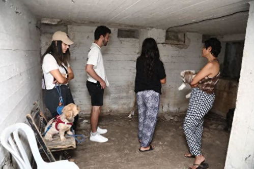 以色列防空警报响起民众躲避场景