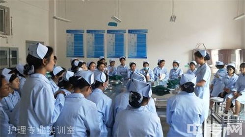护理专业学生在实训室练习技能