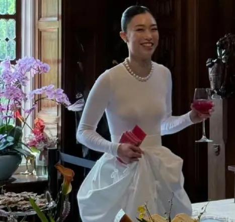 霍启仁与未婚妻Namfon在订婚宴上合影