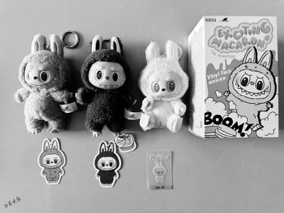 Labubu安静地坐在窗台