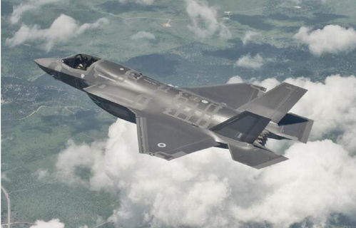 男子手持手机拍摄空中战机瞬间