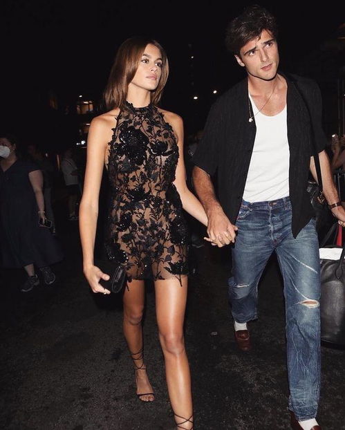 阿娇上影节红毯造型显臃肿？真实身材状态引热议，网友：换装后判若两人