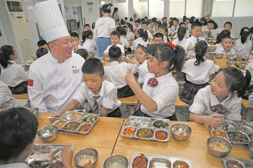 毕业典礼上食堂阿姨一句叮嘱，为何让全场落泪？