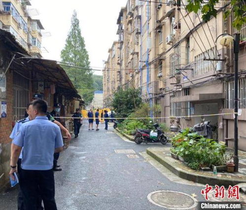 事故现场黄色警戒线围起