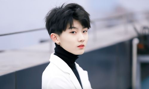 马嘉祺在排练厅认真练习