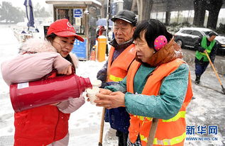 环卫工与志愿者冒雨排水