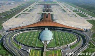 多架飞机停靠在机场航站楼前