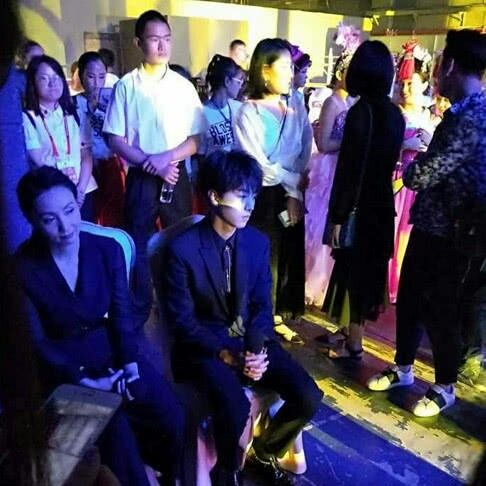 演艺人后台高强度工作的场景