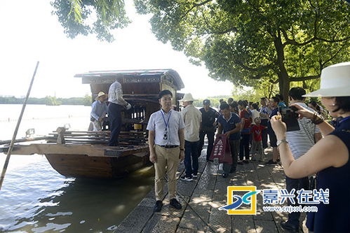 南湖红船前游客参观学习