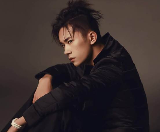 导播不语只一味切易烊千玺？一场直播背后的‘偏心’争议