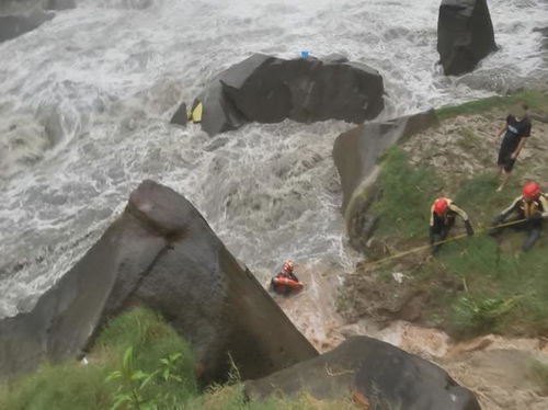 男子在暴雨中钓到大鱼