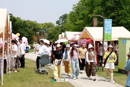 五一假期热门景区人潮涌动