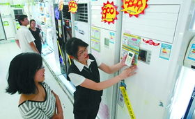 市民在商场选购新家电
