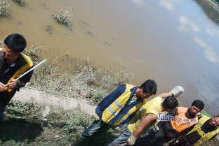 一个人背包旅行的背影