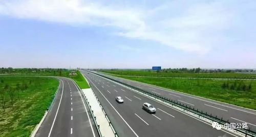 伊朗高速公路上挤满撤离车辆与人群