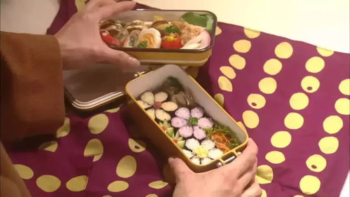 日本高中学生围在一起吃便当