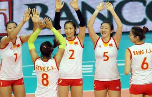 女排队员围圈加油