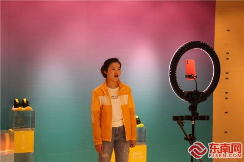 直播带货现场主播面对镜头介绍产品