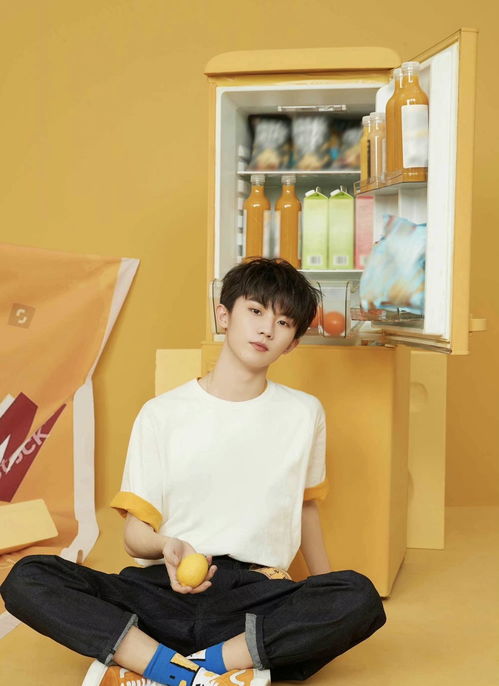 马嘉祺在舞台上认真唱歌