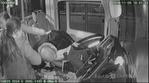 常州公交司机突发脑梗，用尽最后一丝力气守护乘客安全