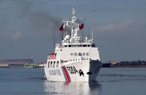中国海警船三面包夹菲律宾船只画面