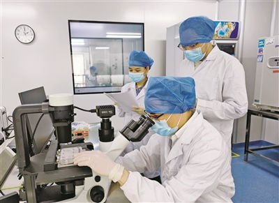 三生制药实验室研究人员正在操作设备