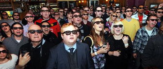 球迷在酒吧观看比赛