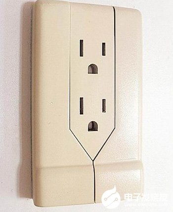 手电筒检查插座孔