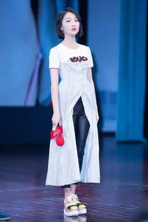 刘亦菲深夜聚餐后现身医院，低调女神的真实日常引热议